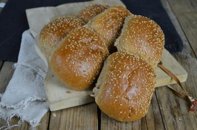 bruine bollen met sesam 1 (Middel).JPG
