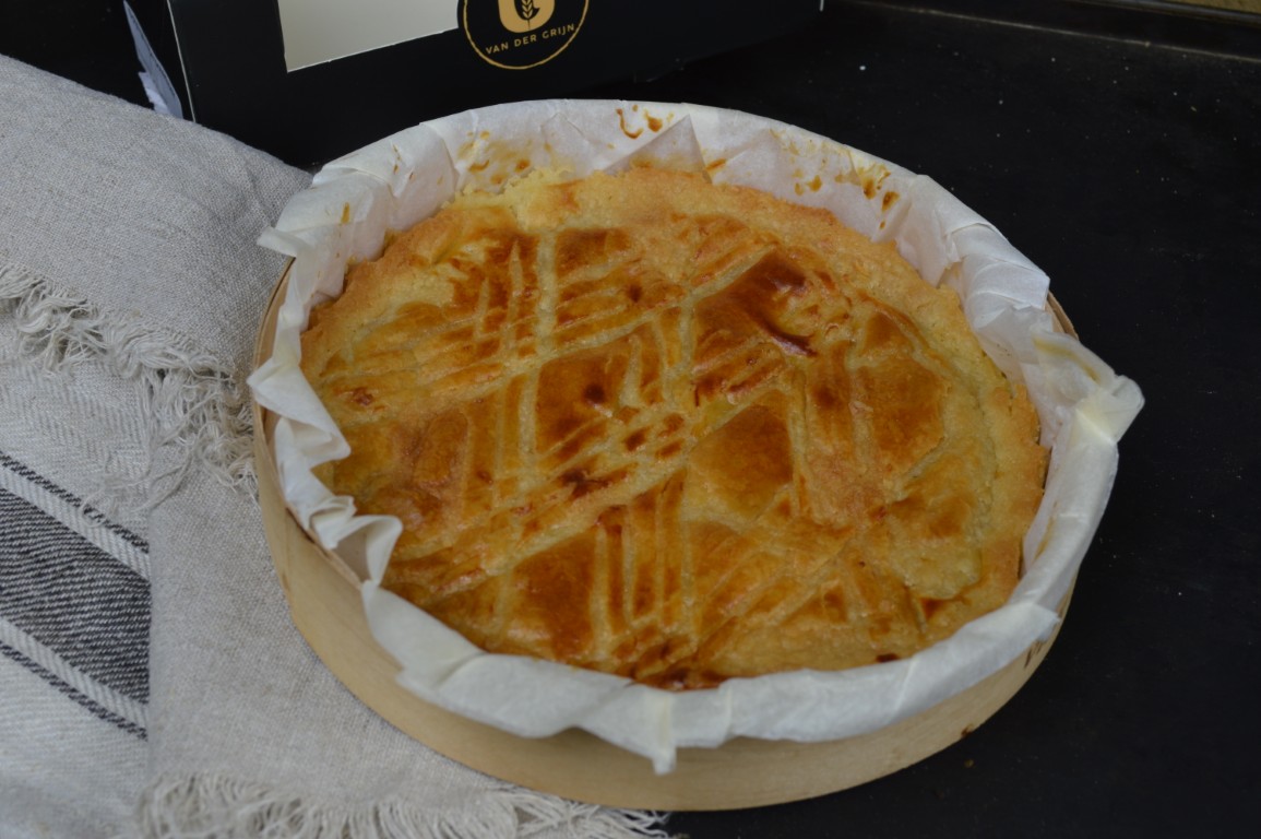 Spijs gevulde boterkoek